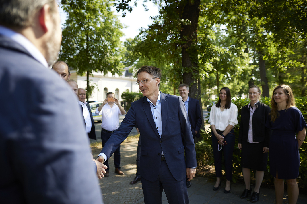 Federal Minister of Health Karl Lauterbach is welcomed by his hosts on the HPI campus