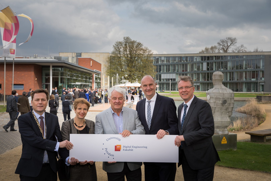 University President Oliver Günther, Science Minister Martina Münch, HPI and faculty founder Hasso Plattner, Prime Minister Dietmar Woidke and Institute Director Christoph Meinel