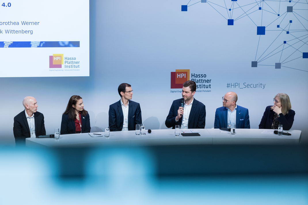Über den Schutz Kritischer Infrastrukturen und Industrie 4.0 sprechen Prof. Dr. Christian Rossow, Hiltrud Dorothea Werner, Marian Rachow, Mike Hart, Miriam Schnürer, Dr. Patrick Wittenberg