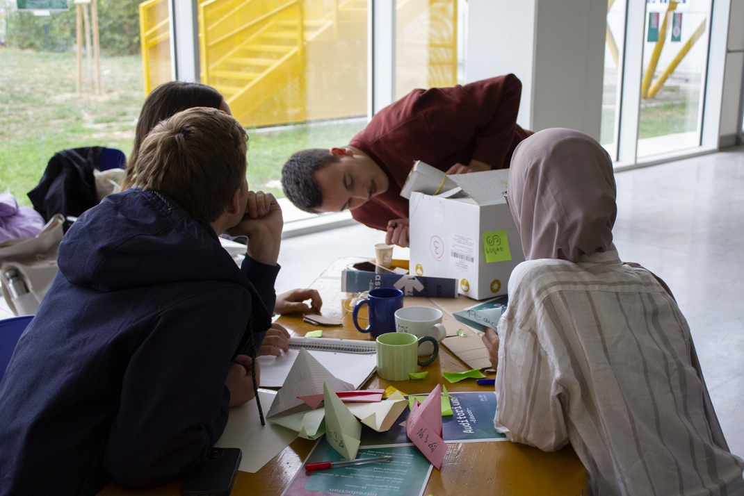 Gemeinsam arbeitende Studierende beim Global Kick-Off (GKO) im Oktober 2023 in Bologna, Italien