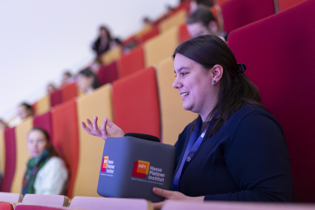 Das Publikum beteiligt sich rege an derEmpowerHER+ Konferenz