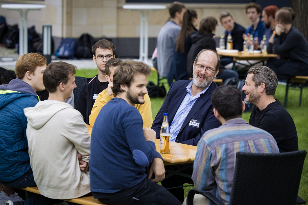 Participants talking together at the HPI School of Entrepreneurship