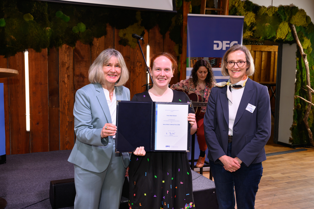 A group photo. Jiska Classen presents her award