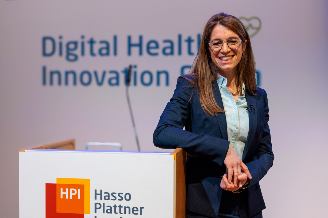 HPI-Professorin Ariel Stern steht an einem Rednerpult beim Digital Health Innovation Forum des Hasso-Plattner-Instituts