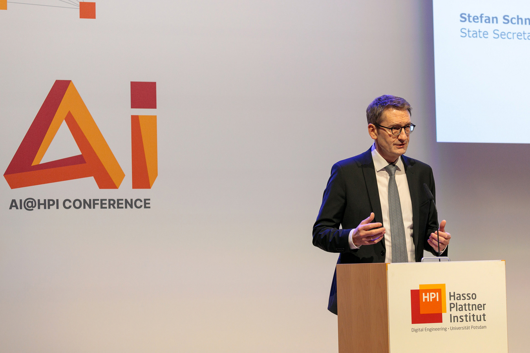 An expert speaks from the podium