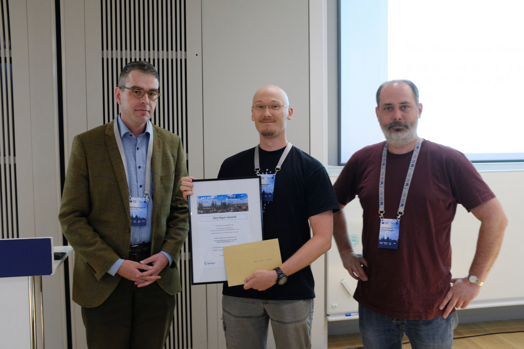 Best paper award by Ralf Rothernberger