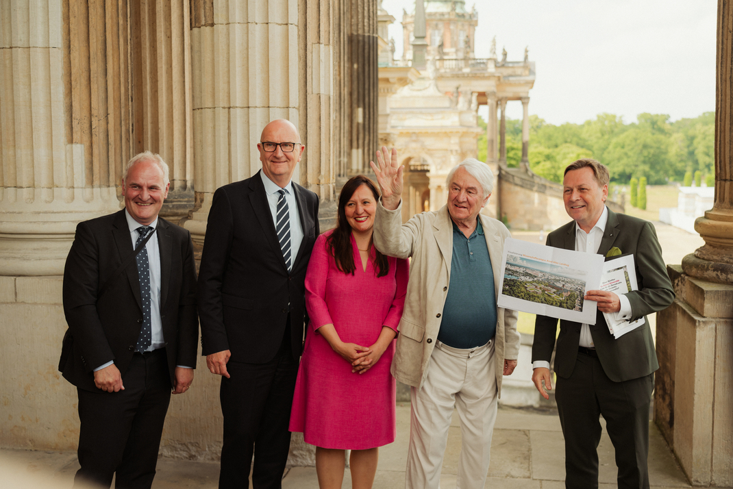 Potsdams Baubeigeordneter Bernd Rubelt, Brandenburgs Ministerpräsident Dr. Dietmar Woidke, Brandenburgs Wissenschaftsministerin Dr. Manja Schüle, HPF-Gründer Prof. Hasso Plattner und UP-Präsident Prof. Oliver Günther (v.l.n.r.)