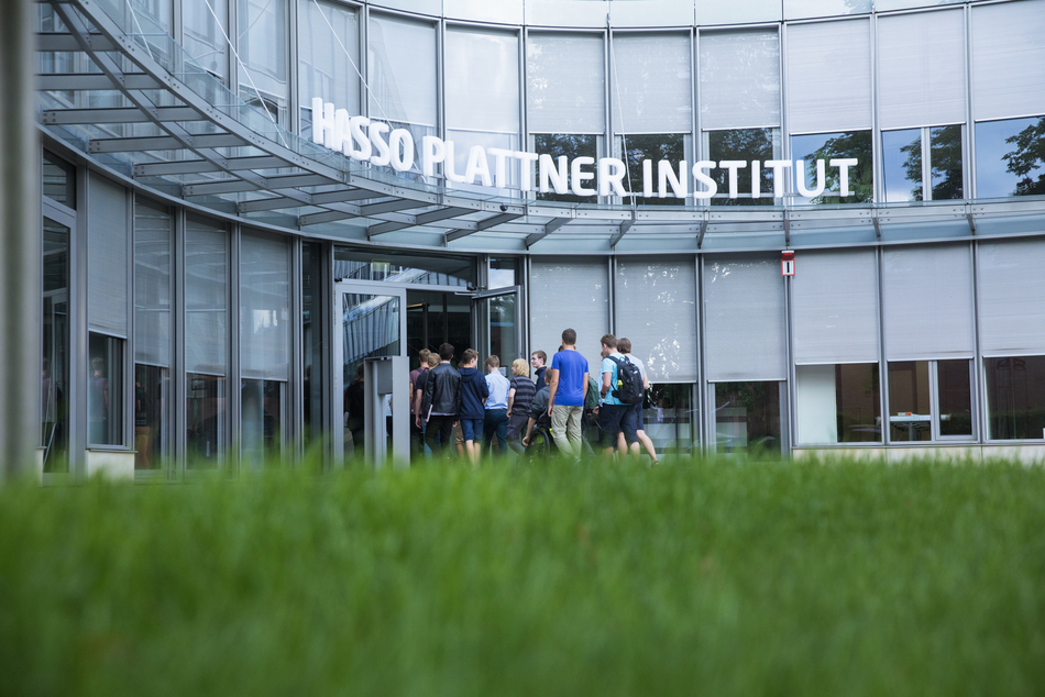 Teilnehmende Kinder des HPI Schülerkollegs gehen in das HPI-Hauptgebäude