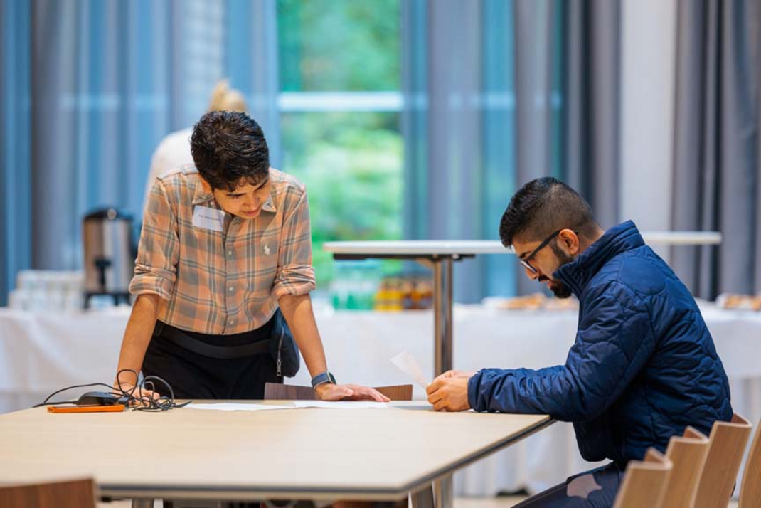 Forschende des HPI und MIT arbeiten beim Workshop an gemeinsamen Projekten.