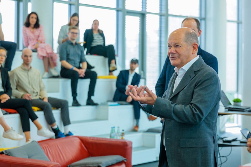 Bundeskanzler Olaf Scholz im Gespräch mit Studierenden und Doktorand:innen