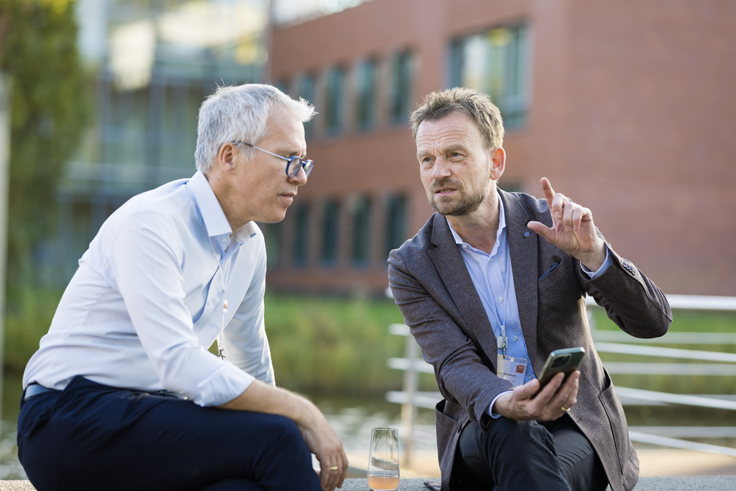Teilnehmende der Clean-IT-Konferenz unterhalten sich draußen auf dem Campus des HPI