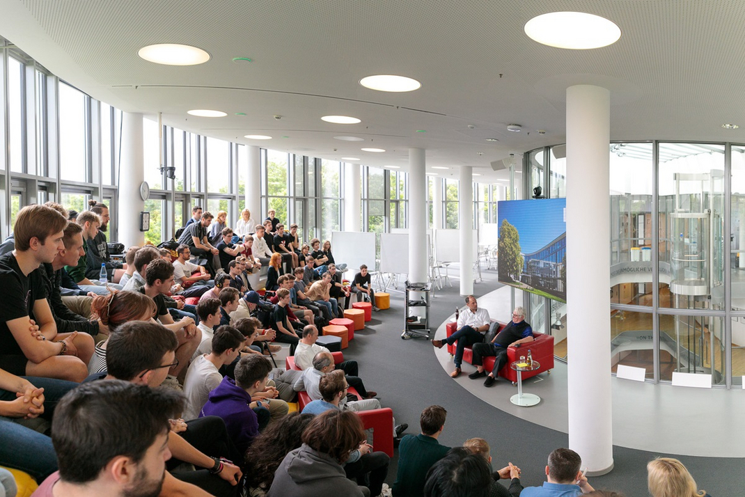 HPI-Stifter Hasso Plattner beantwortet die Fragen der Studierenden auf dem Campus