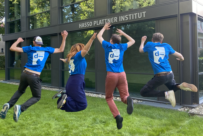 Participants of the HPI d-school jumping