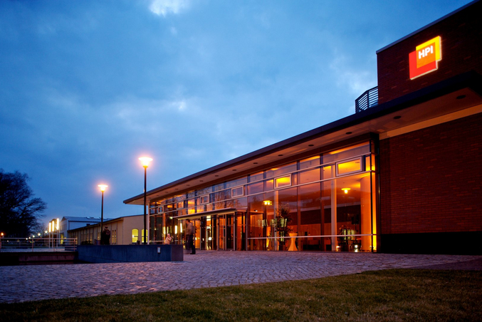Das HPI-Hörsalgebäude in abendlicher Stimmung