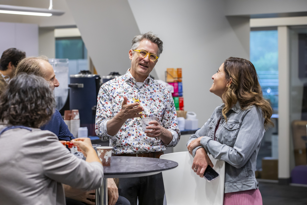 HPI professor Patrick Baudisch in conversation with other workshop participants.
