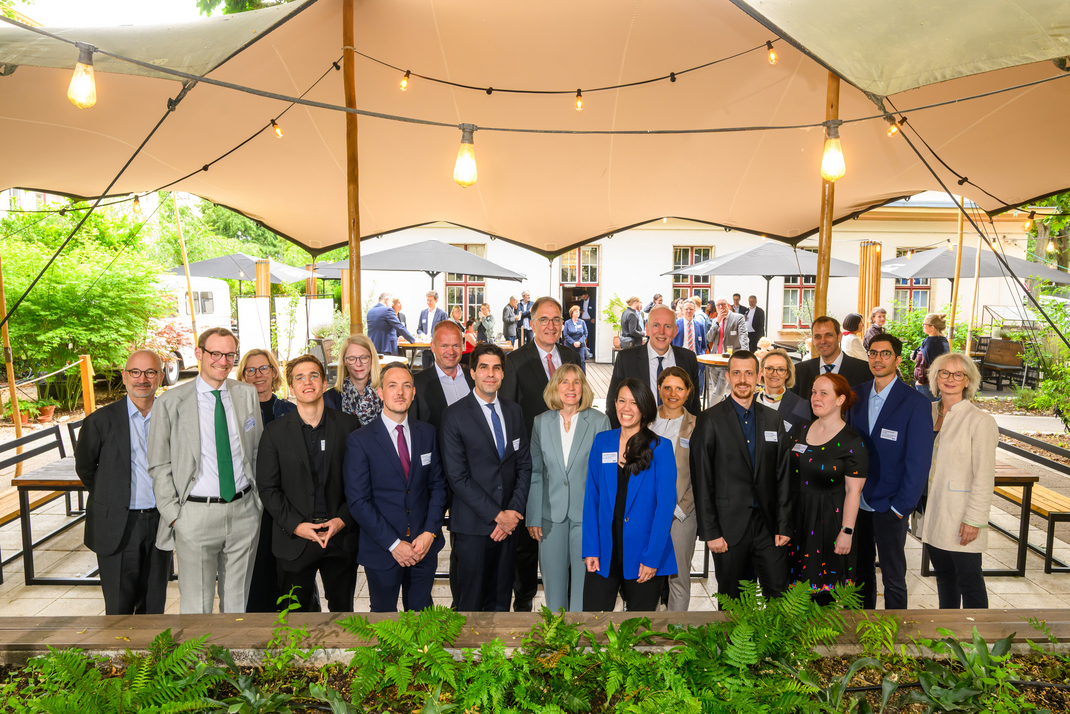 A group photo of the award winners and members of the DFG