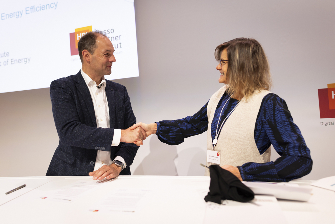 Prof. Herbrich schüttelt die Hand von Dr. Kaarsberg