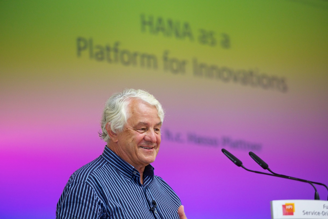 Prof. Hasso Plattner stellt SAP HANA beim Future SOC Symposium am HPI vor