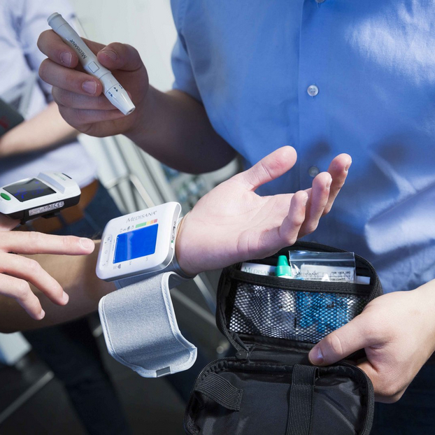 Ein Bild von einem medizinischen Wearable an einem Handgelenk.