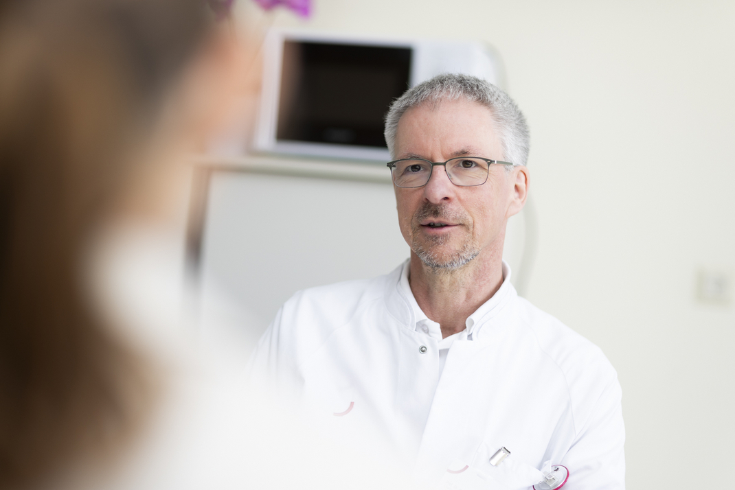 Clinic director Prof. Dr. Ulrich Böcker in conversation with a patient