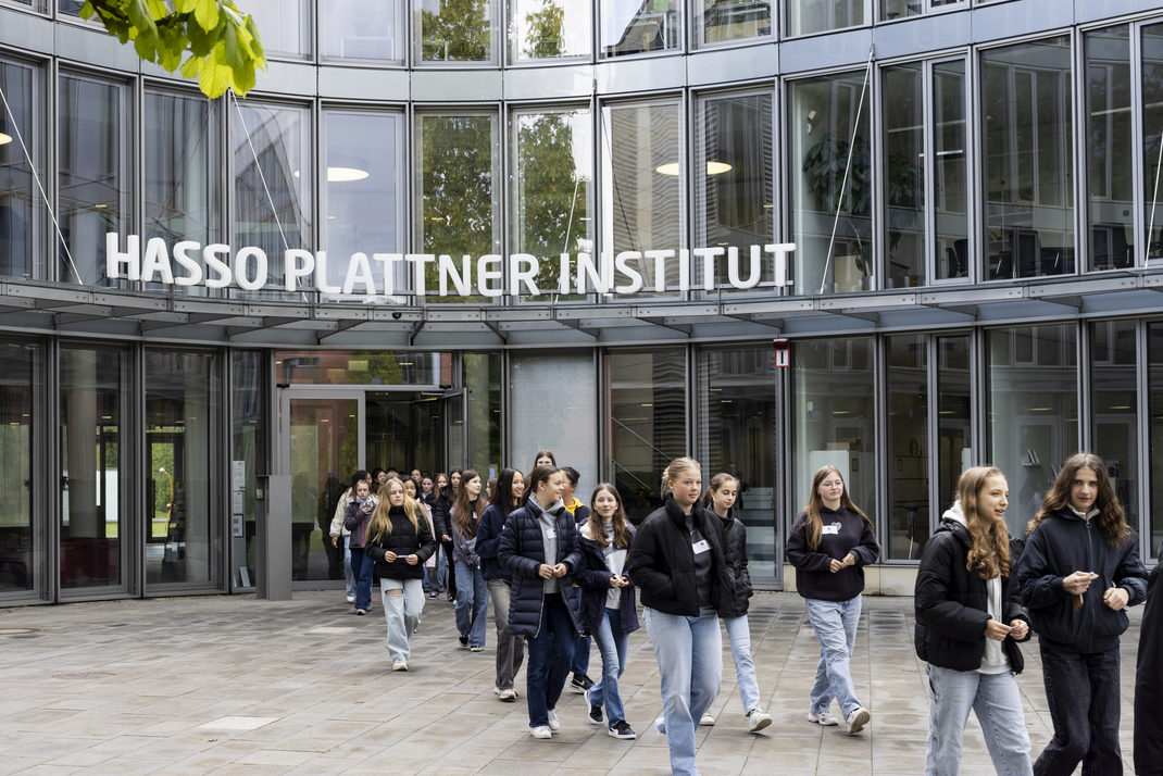 Teilnehmerinnen des Girls' Day verlassen das HPI-Hauptgebäude