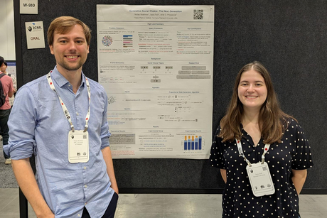 HPI-Professor Niclas Böhmer und Mitautorin Sara Fisch vor einem wissenschaftlichen Poster auf der International Conference on Machine Learning.