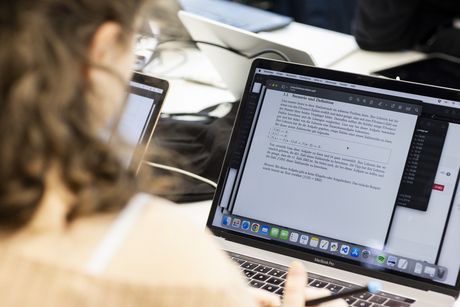 Eine Schülerin arbeitet an einem Laptop. Auf dem Bildschirm ist eine Rechneaufgabe zu sehen.