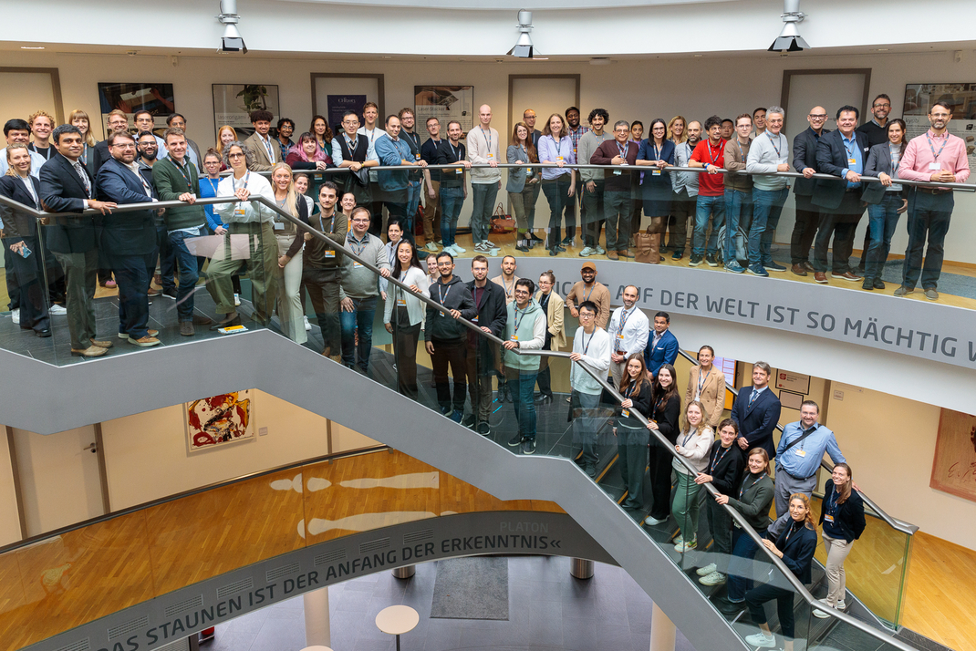 Ein Gruppenfoto der Teilnehmenden im Treppenhaus des Gebäudes des Digital Health Cluster