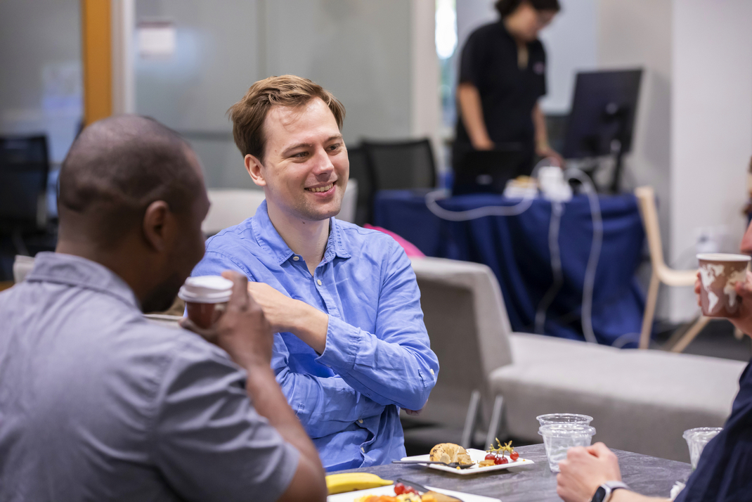 HPI Professor Niclas Böhmer in conversation with other workshop participants.