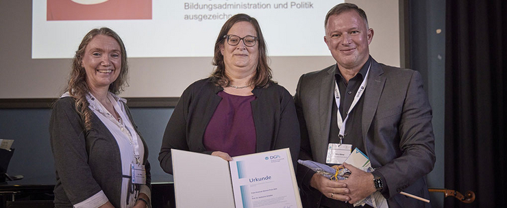 Prof. Katharina Scheiter (Mitte) mit Prof. Markus Bühner, Präsident der DGPs (rechts) und Prof. Ute Bayen (links), die stellvertretend für die Preis-Juy die Laudatio verlesen hat.