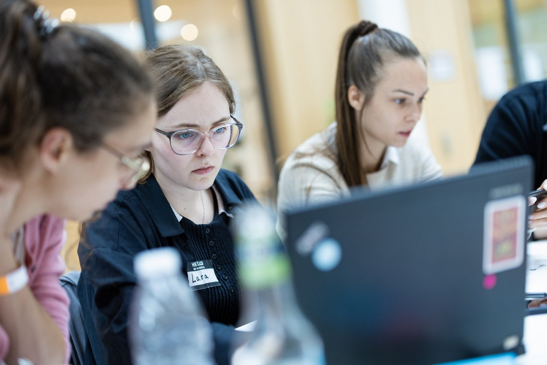 Participants studying together at the HPI School of Entrepreneurship 