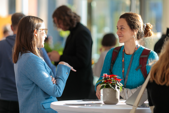 Visitors and experts in conversation