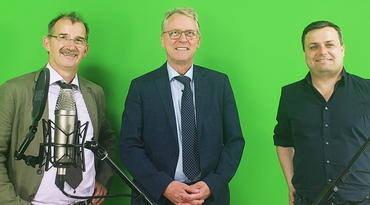 Dr. Bizer (left), Prof. Meinel (m.) and Leon Stebe (r.)