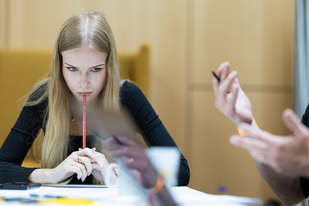 Participants studying together at the HPI School of Entrepreneurship 