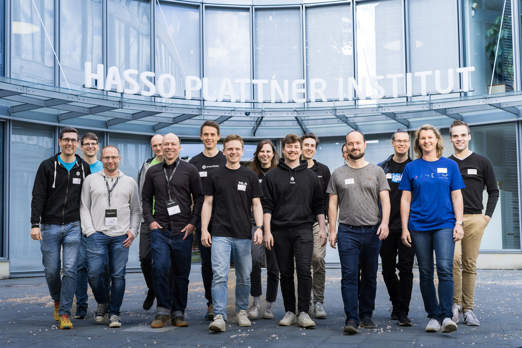 Personen der HPI-CONNECT Messe 2025 vor dem Hauptgebäude