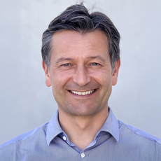 Portrait of the Director of Biodesign Digital Health at the Stanford University School of Medicine, Prof. Dr. Oliver Aalami