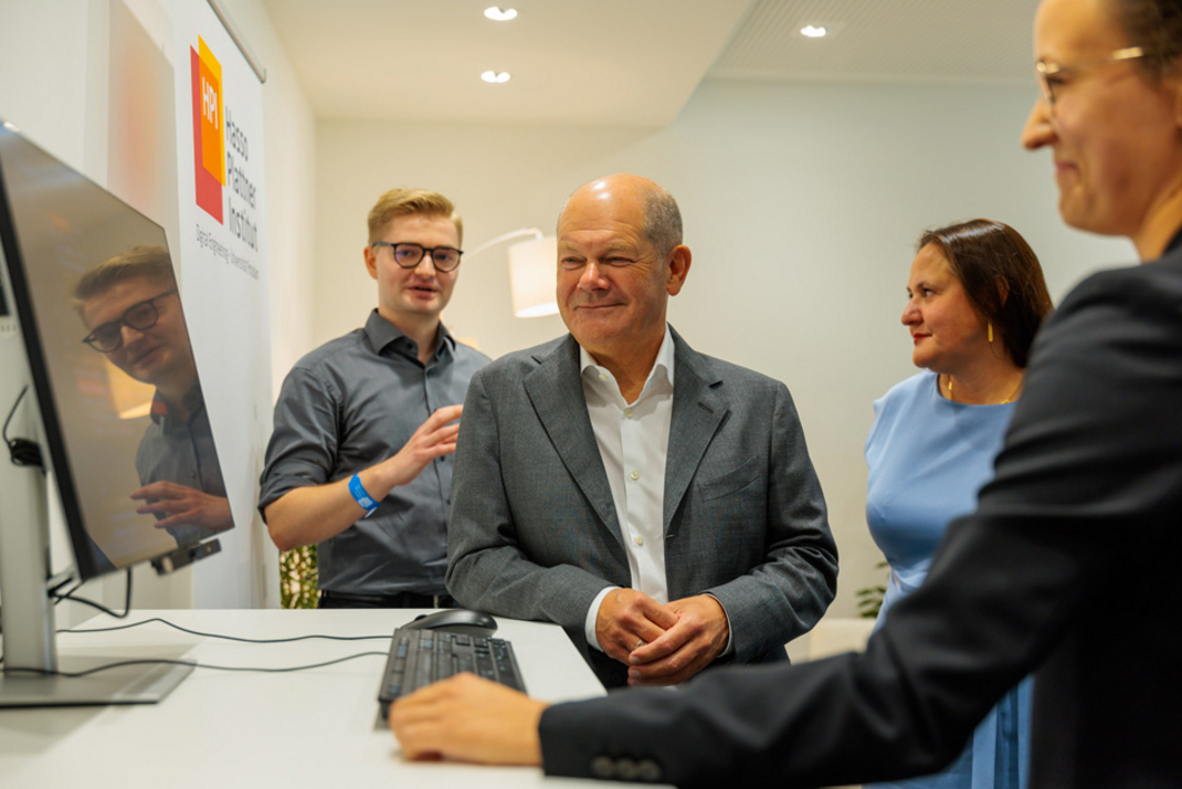 Bundeskanzler Olaf Scholz und der Ministerin für Wissenschaft, Forschung und Kultur des Landes Brandenburg, Manja Schüle, werden aktuellle HPI-Projekte vorgestellt