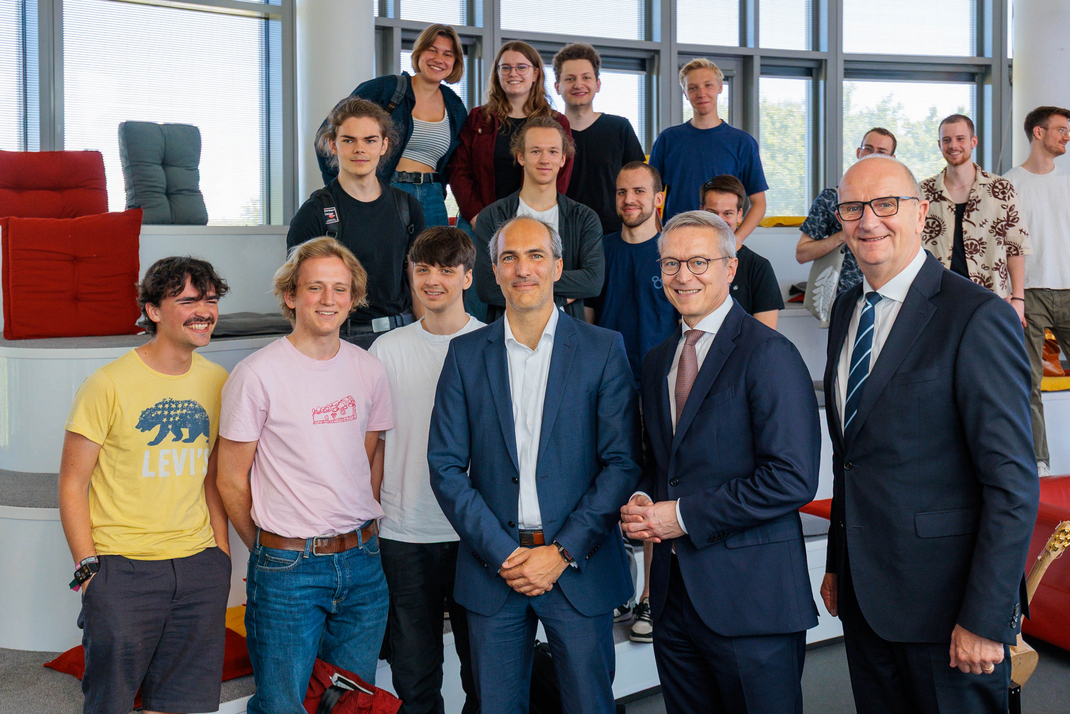 HPI-Geschäftsführer Prof. Tobias Friedrich, Bundesdigitalminister Dr. Karsten Wildberger und Brandenburgs Ministerpräsident Dr. Dietmar Woidke mit Studierenden des Hasso-Plattner-Instituts