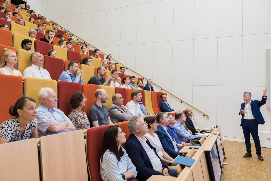 Professors, lecturers and students attending the inaugural lecture of Prof. Lothar H. Wieler in an HPI lecture hall