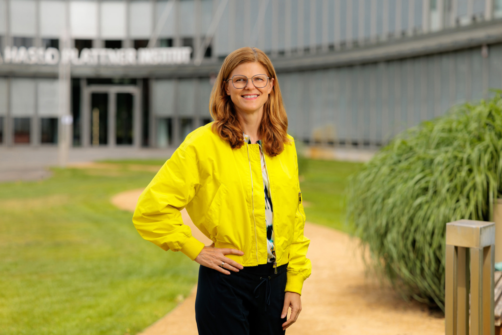 Ein Porträt von Dr. Daniela Gerd tom Markotten vor dem HPI-Hauptgebäude