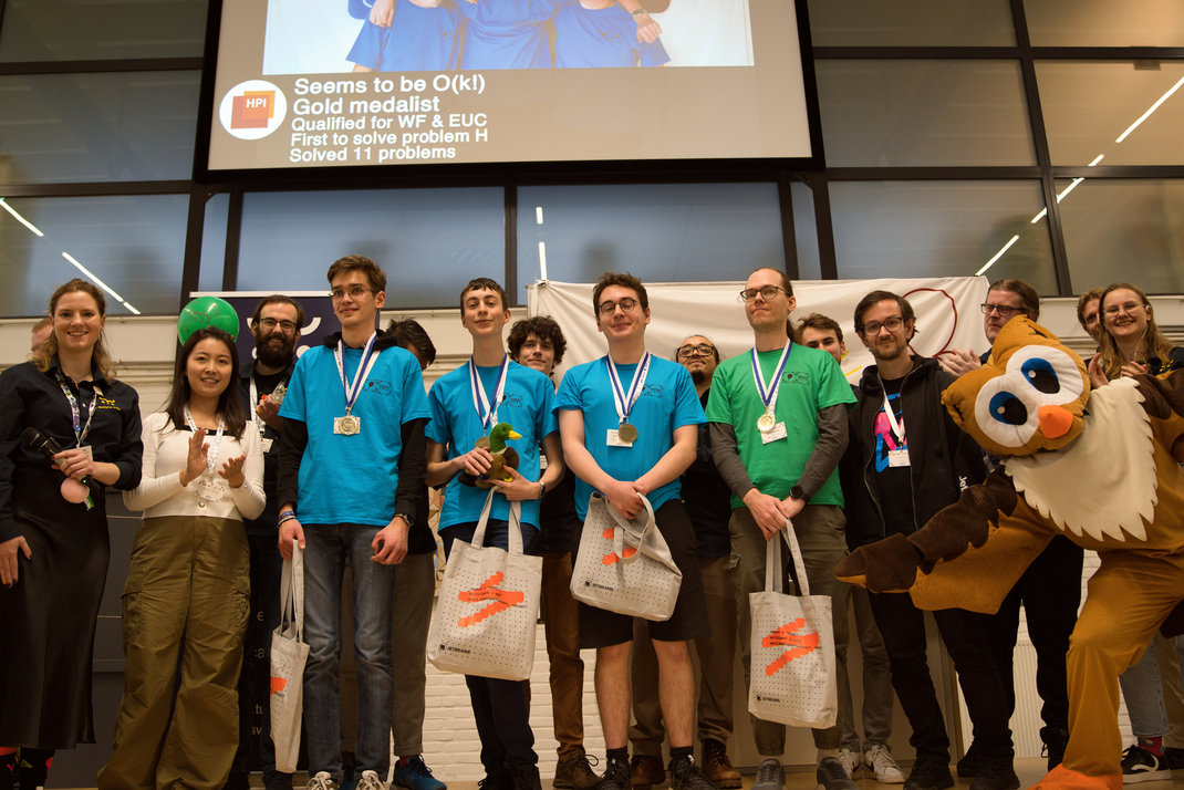 HPI-Studenten Tobias Röhr, Lukas Hagen, Konrad Letz zusammen mit anderen Teilnehmenden auf der Bühne