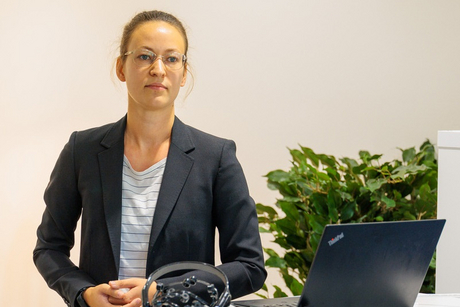 HPI-Doktorandin Charlotte Brandebusemeyer während einer Präsentation