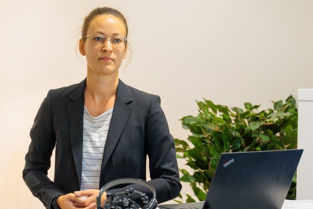 HPI-Doktorandin Charlotte Brandebusemeyer während einer Präsentation