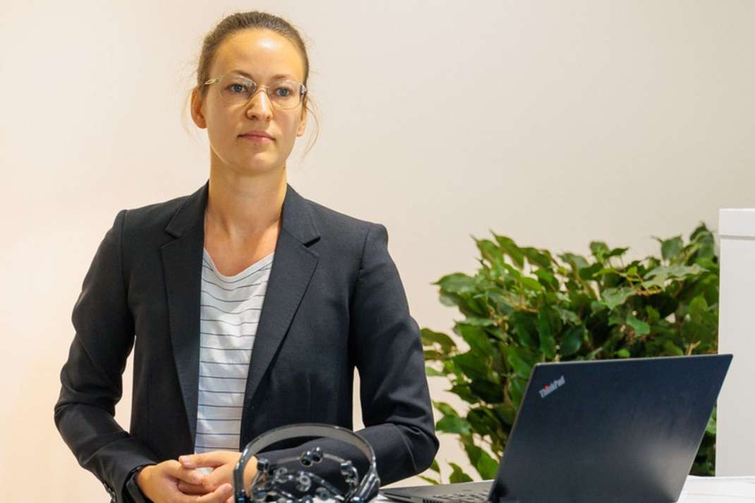 PhD Candidate Charlotte Brandebusemeyer during a presentation