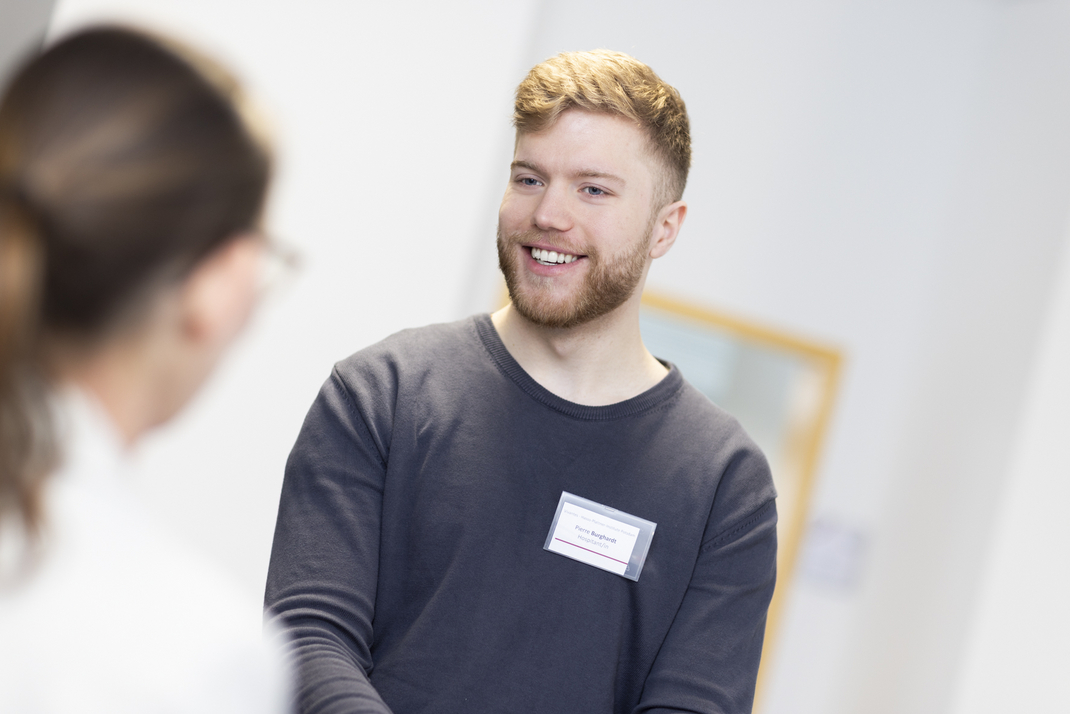 HPI Master's student Pierre Burghardt in conversation