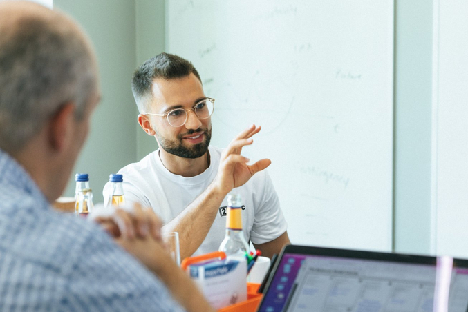 Teilnehmende arbeiten gemeinsam an Projekten an der HPI School of Entrepreneurship 
