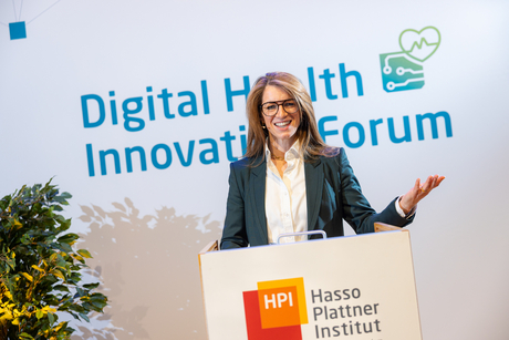 HPI-Professorin Ariel Dora Stern vor dem Logo des Digital Health Innovation Forums