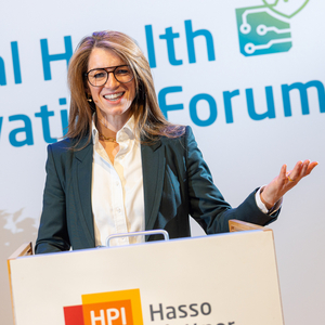 HPI-Professorin Ariel Dora Stern am Rednerpult beim Digital Health Innovation Forum