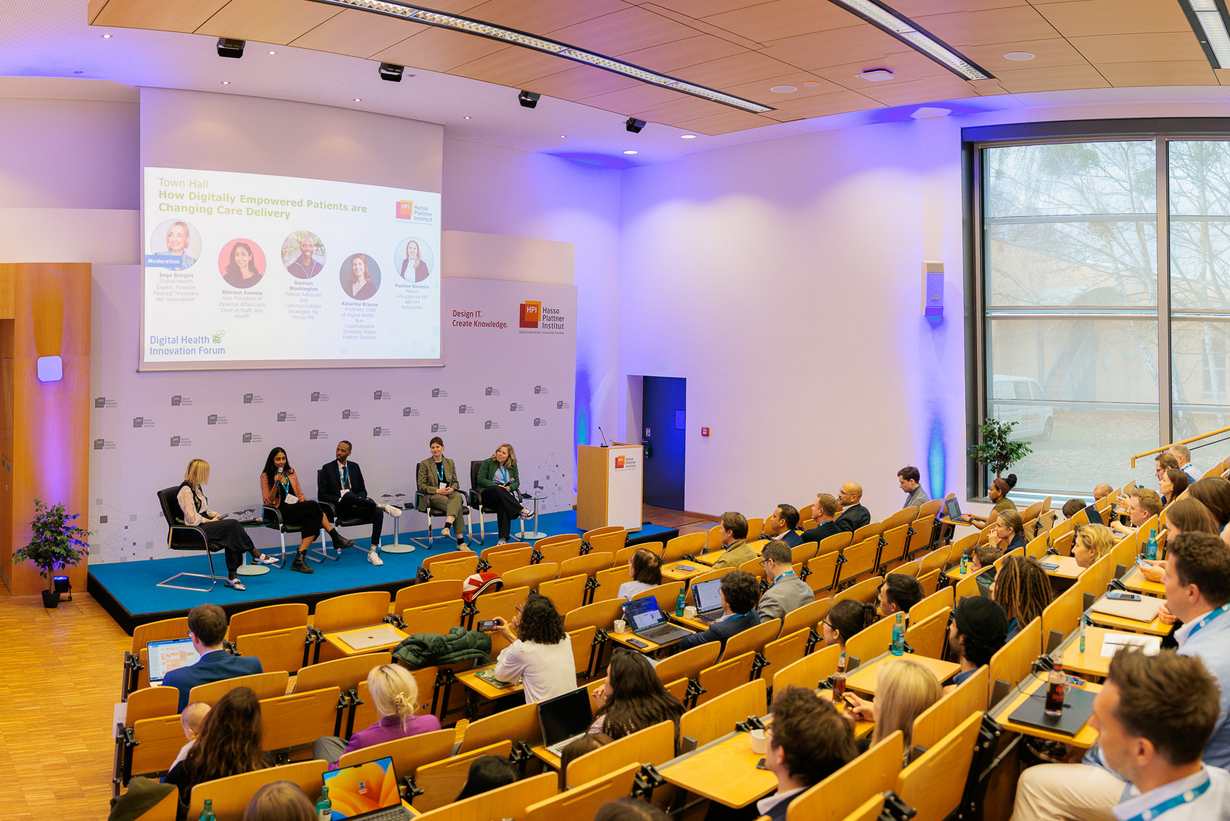Paneldiskussion beim Digital Health Innovation Forum vor Publikum in einem Hörsaal.