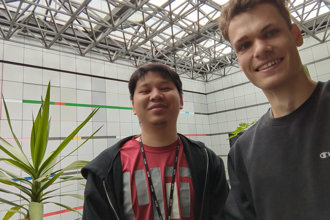 HPI-Masterstudent Nick Leuchtenbörger (rechts) und MIT-Postdoktorand Pat Pataranutaporn